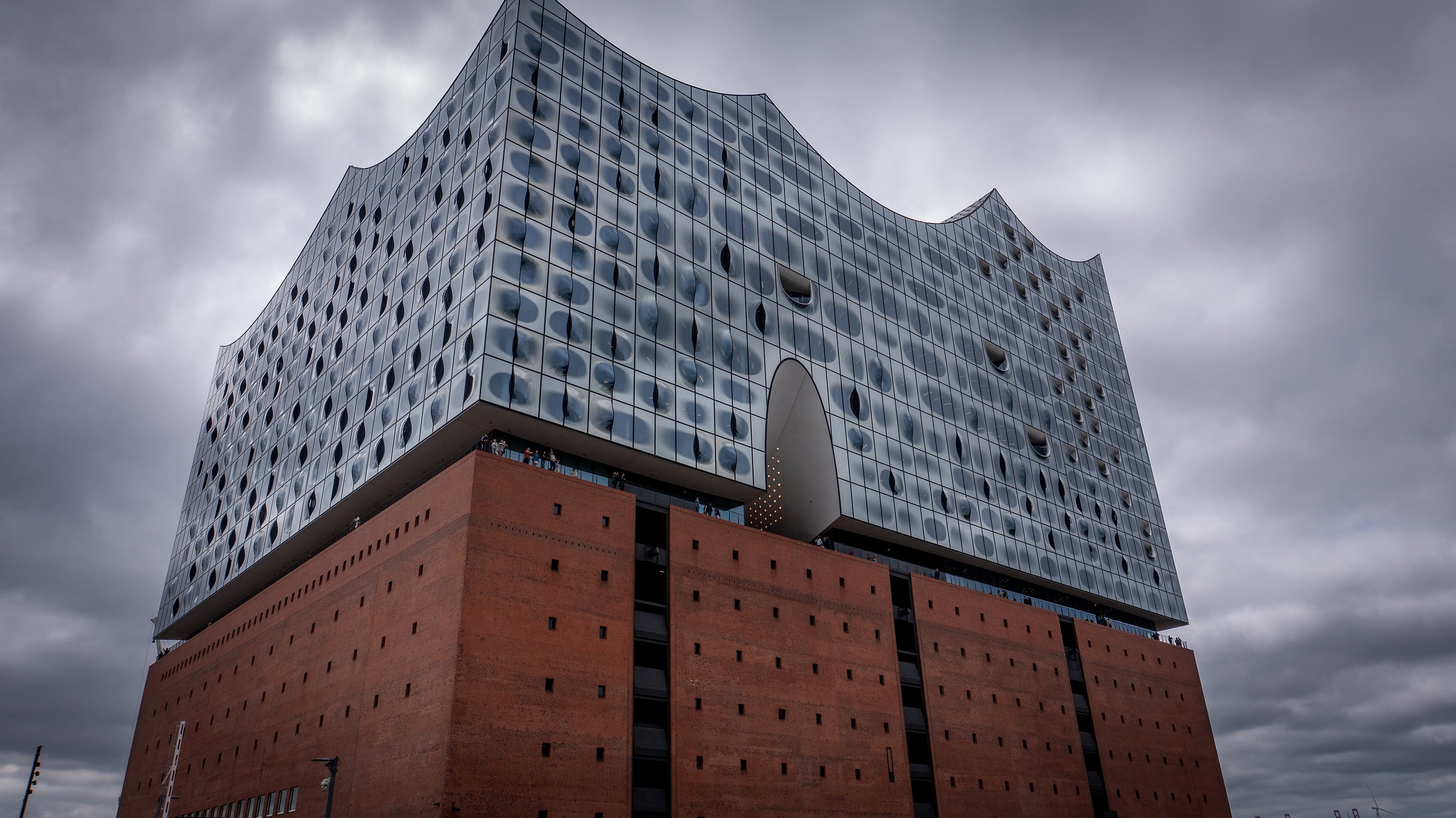 The Elbphilharmonie beneath heavy cloud